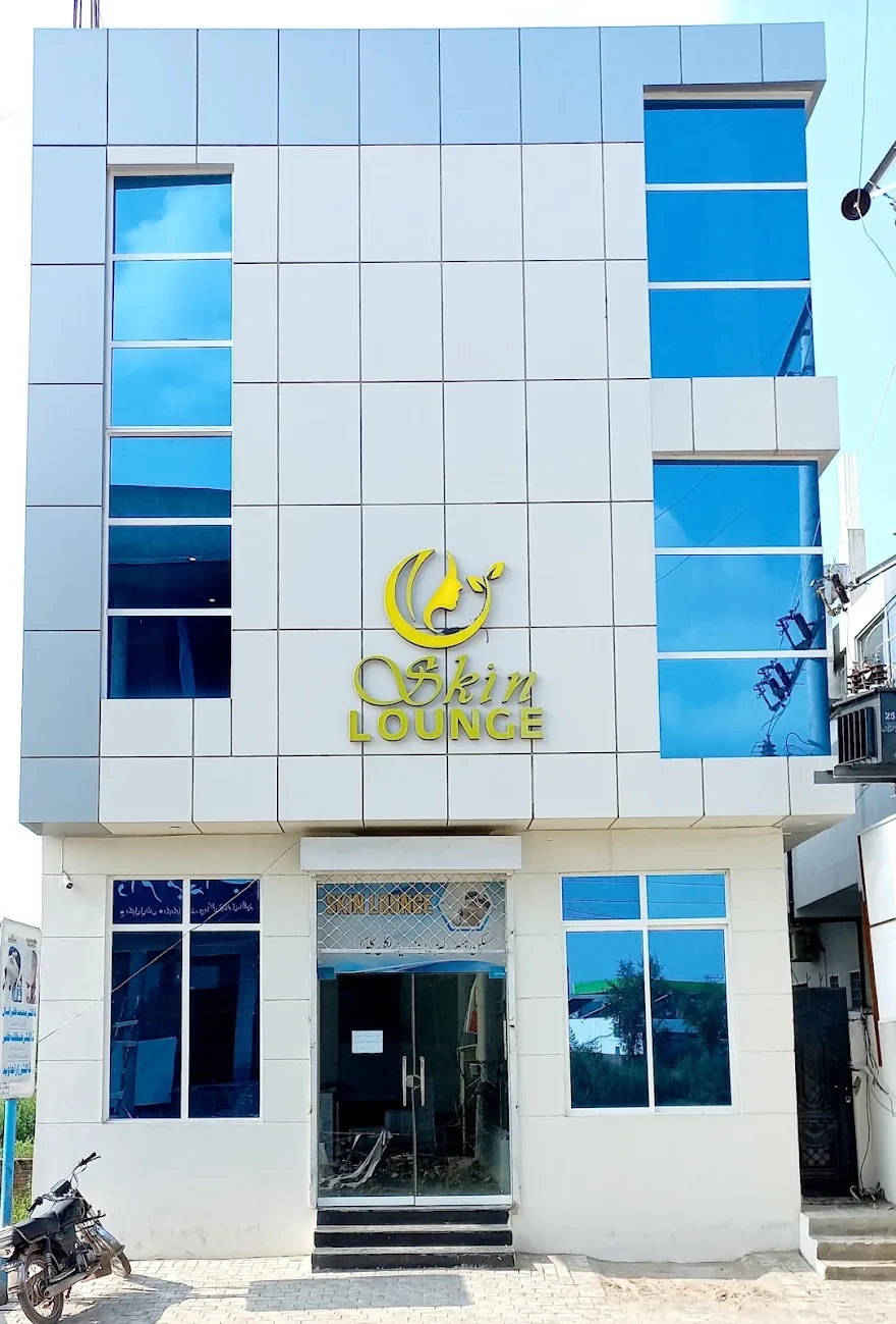 The clinic building in daylight